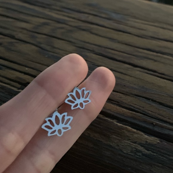 STAINLESS STEEL ♡ Flor Stud Earrings - Picture 6 of 8